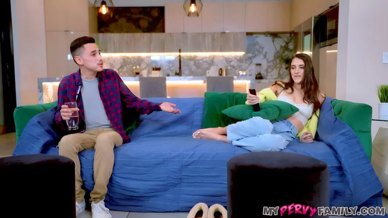 ⁣Sneaky Stepsibling Sex 