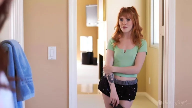 Petite Stepdaughter Crushes On Stepmothers Cougar Body 