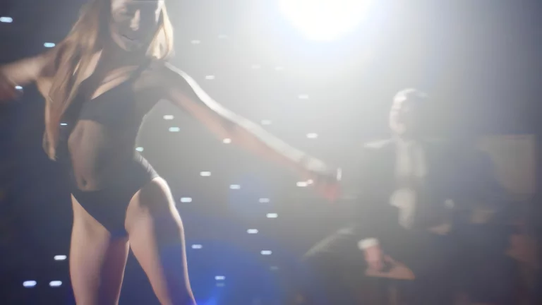 Woman - Vanna Drives Kyle To Look At Her Differently 