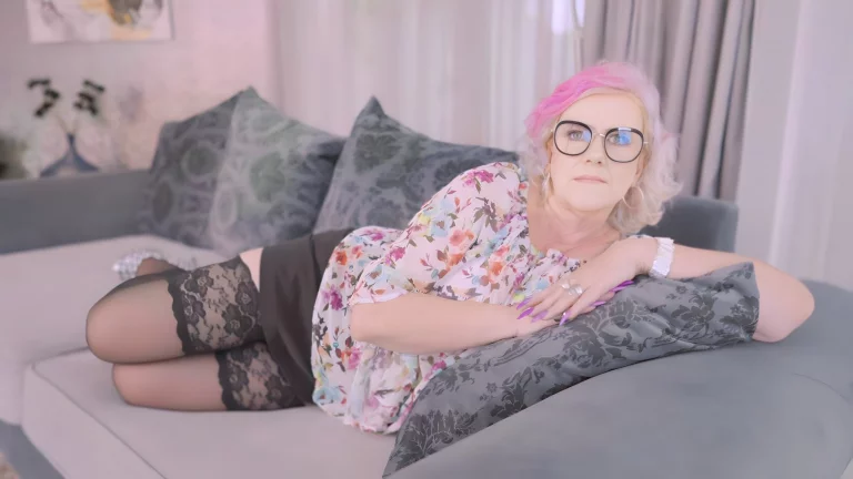 Mature Lady With Dyed Hair Sucks Dildo Before Using Tt To Get Off 