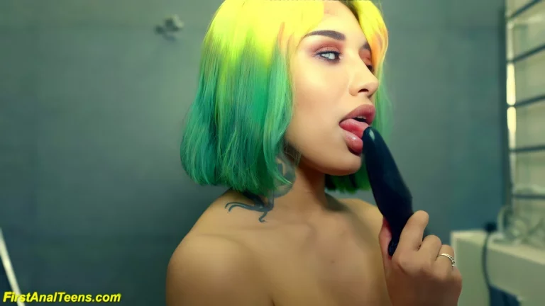 Roxy Lips Her First Anal Shower 