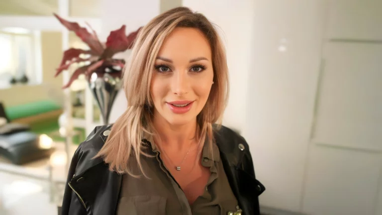 A Sneaky Threesome With Zlata Shine And Karina King 