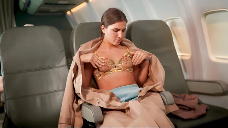 Sara Heat Rubbing Her Wet Pussy 