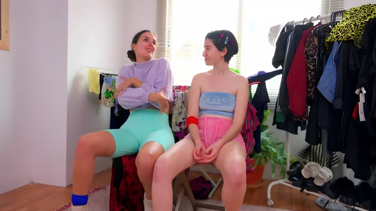 Lesbian Chicks Lick Wet Pussies In 69 