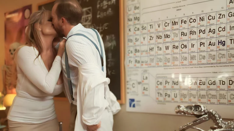 Kelly Madison Deep Throats Cock Before It Goes In Her Pussy 