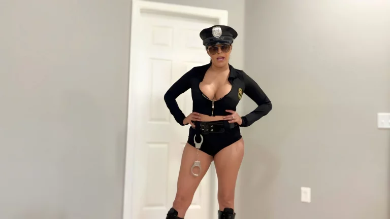 Dirty Cop Gives Strip Search Blowjob 