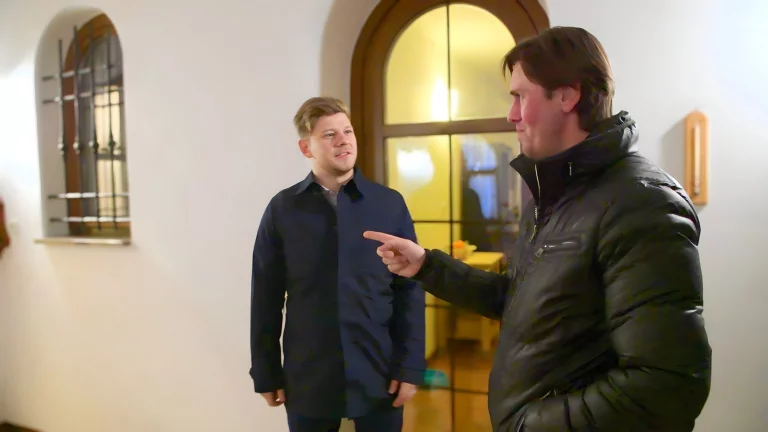 Dark Haired Busty Babe Takes On Two Big Dicks At Once 