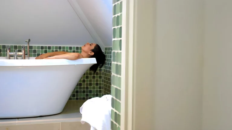 Dark Haired Beauty Gets Fucked From Behind In The Kitchen 