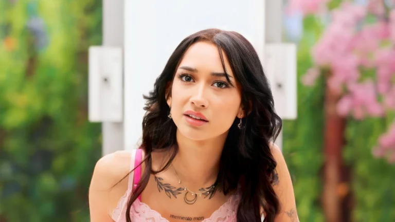 Slender Girl Orgasms Hard 