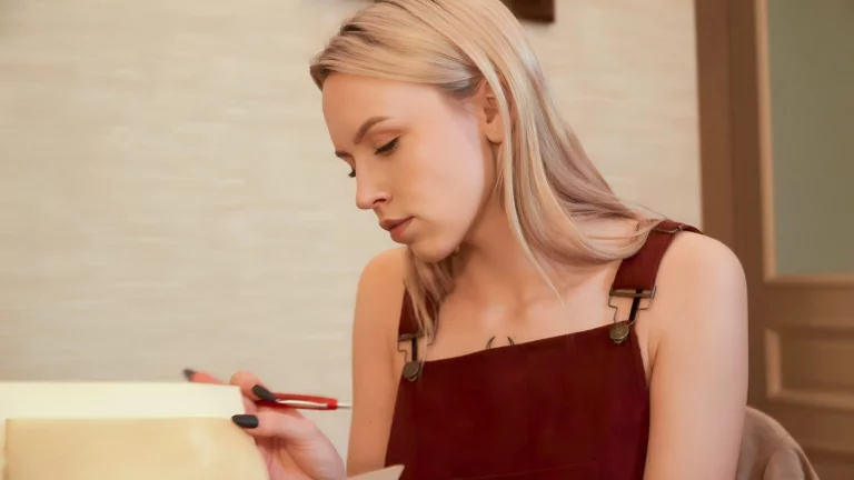 ⁣Horny Friends Go Down On Each Other 