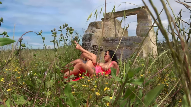 Sexy Sara Starz Gets Laid In The Field 