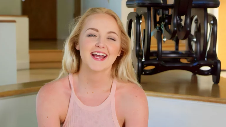 Cute Blonde Gets Her Pussy Eaten By James Deen 