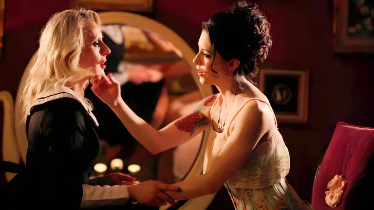 ⁣Sexy Lesbian Babes Eat Each Other 