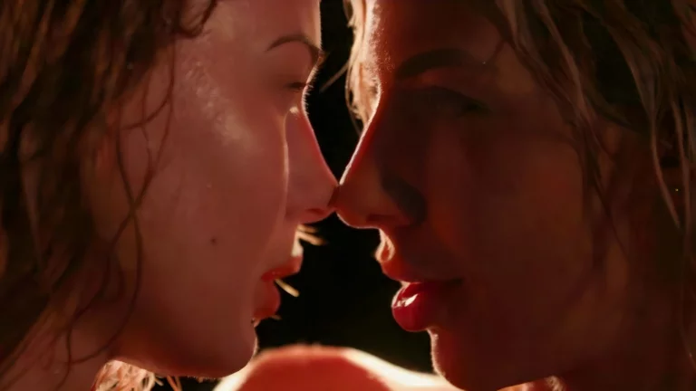 Two Sexy Babes Mash Their Pussies Together 