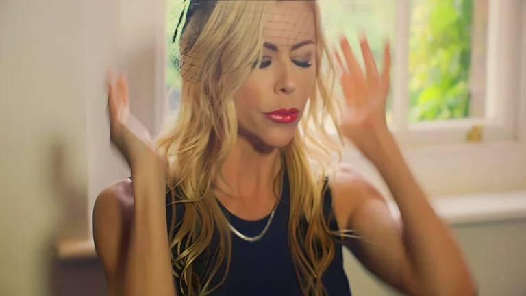 Sexy Brunette Enjoys Two Big Dicks At Once 