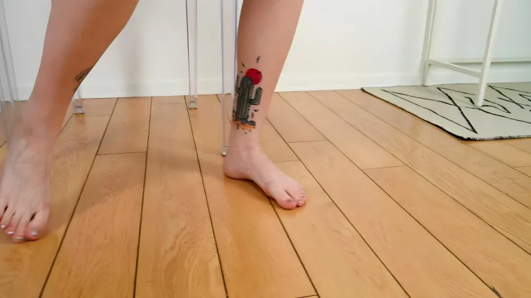 Redhead Tattooed Babe Poses For The Camera And Shows Off Her Feet 