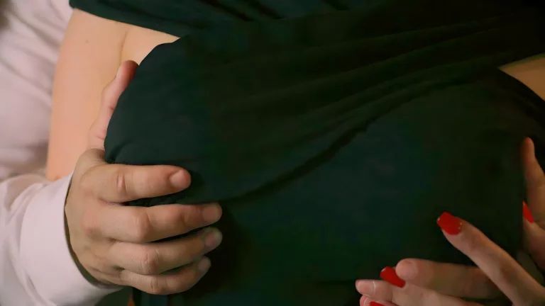 ⁣Sexy Blonde Brittany Bardot Takes An Anal Reaming As The Maid Watches 