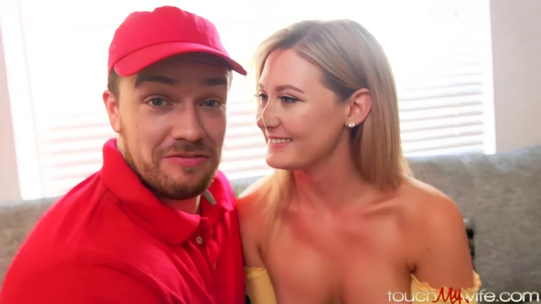 Hotwife Addison Lee Finds Out The Pizza Delivery Guy Has Exra Sausage 