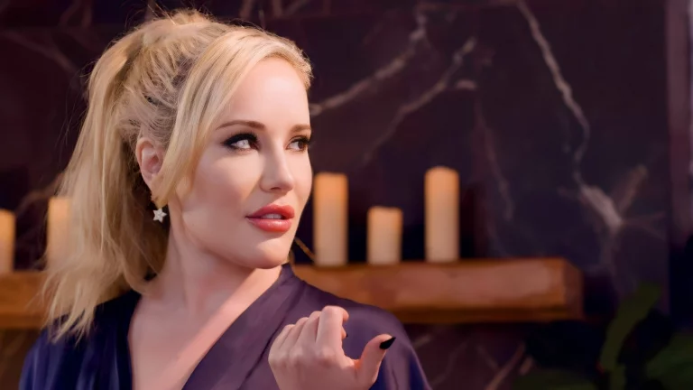 Scarlett Sage And Savannah Bond Have A Hot Lesbian Session 