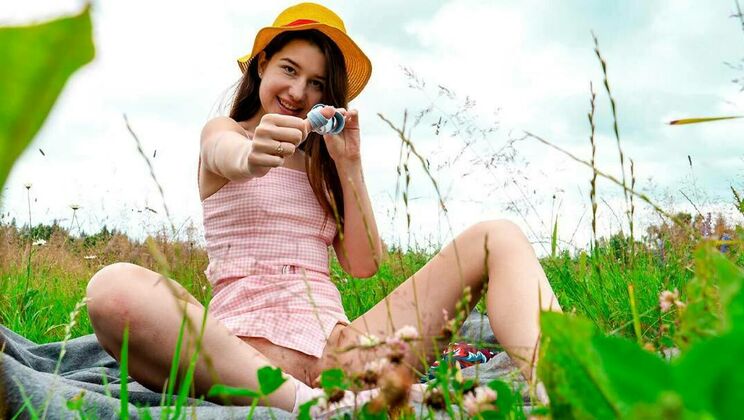 Club Sweethearts - Jolie Butt - Orgasming surrounded by flowers 