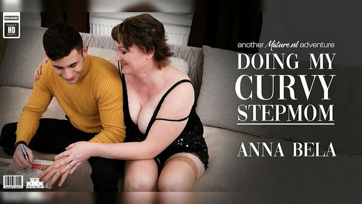 ⁣Mature.nl - Anna BellaJim Master - Anna Bella is a curvy big breasted stepmom who gets fucked by her stepson on the sofa 