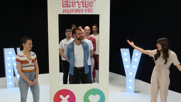 Ersties - Domino (Ersties)Liam (Ersties) - Tinder in Real Life (Tinder Gameshow) 