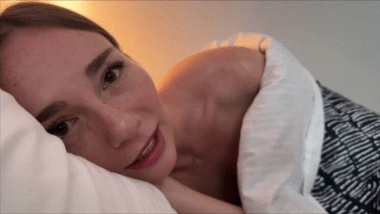 ⁣Perfect Girlfriend - Tess Thompson - The Sneaky Roommate 