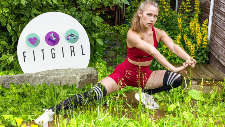 Club Sweethearts - Nika Murr - Nika Murr stretches her pussy 