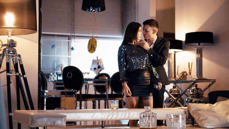 ⁣Brazzers - Charlie DeanLiya Silver - The Perfect Gift 