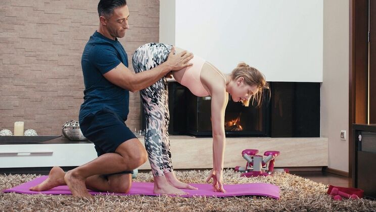 Brazzers - MugurFreya Mayer - Yoga Queen 